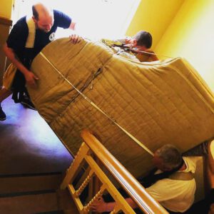 Sicher verpackter Piano Flügel beim Transport im Treppenhaus