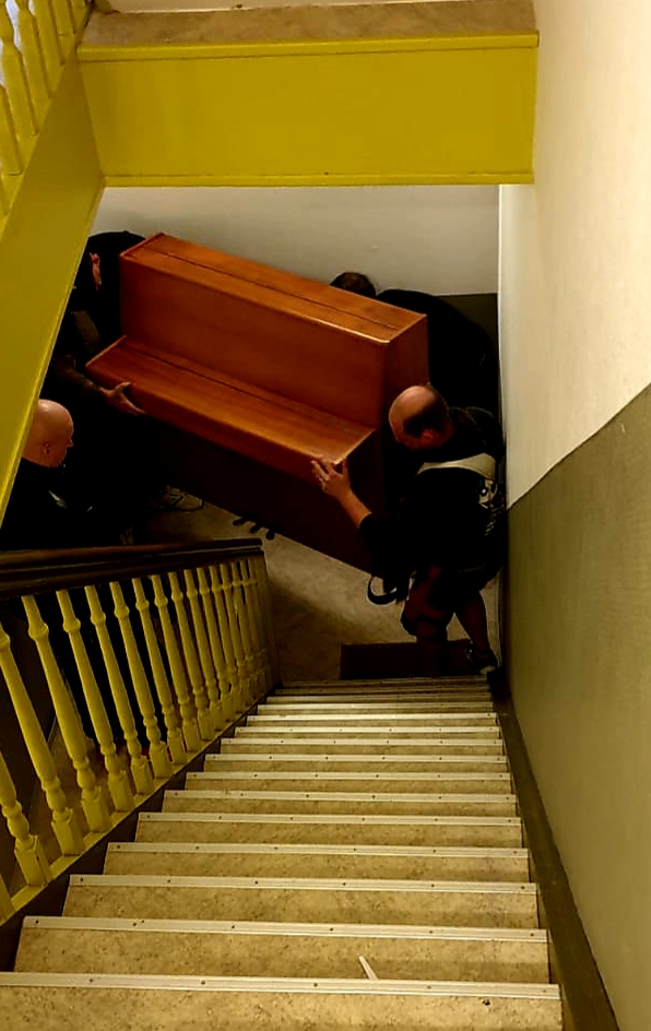 Klaviertransport über Treppe