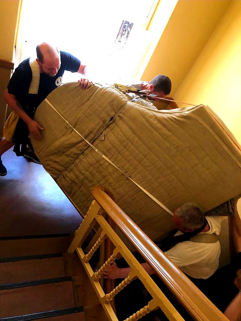 Flügeltranspprt über Treppe, sicher verpackt