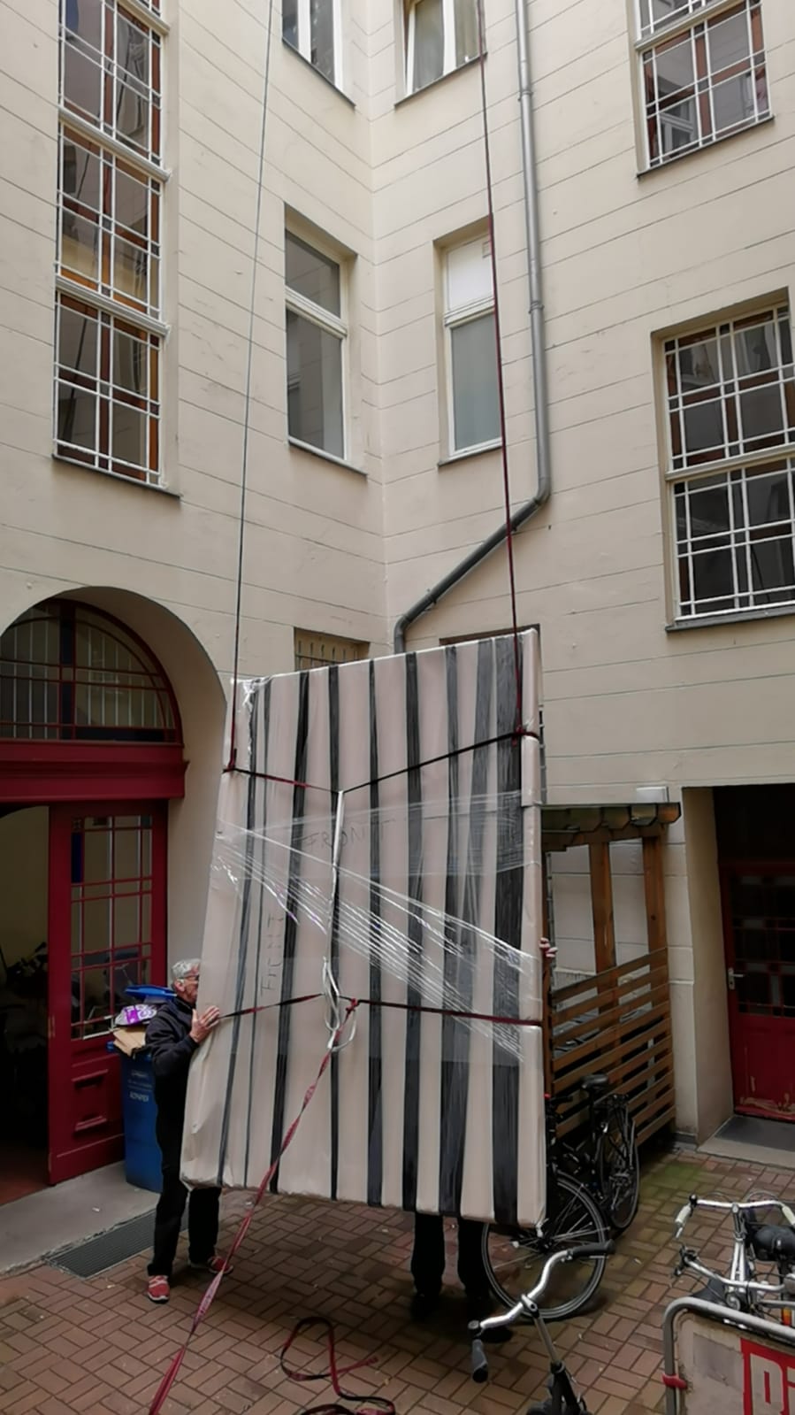 Spezialtransport übergroße Objekte über Seilzug im Hinterhof