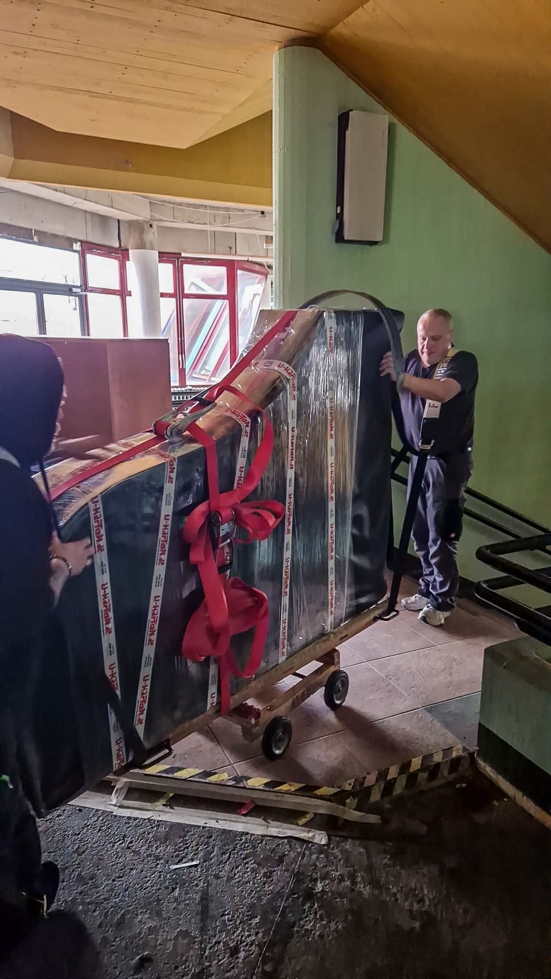 Flügeltransport über Treppe mit erfahrenen Fachkräften